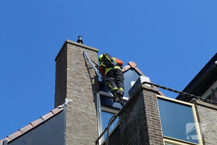 Brand op dak van woning boven woonwinkel Hema