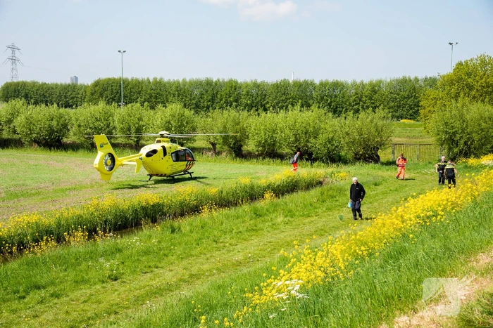 Man en vrouw met duofiets rijden talud af na schrikreactie