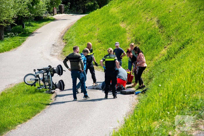 Man en vrouw met duofiets rijden talud af na schrikreactie