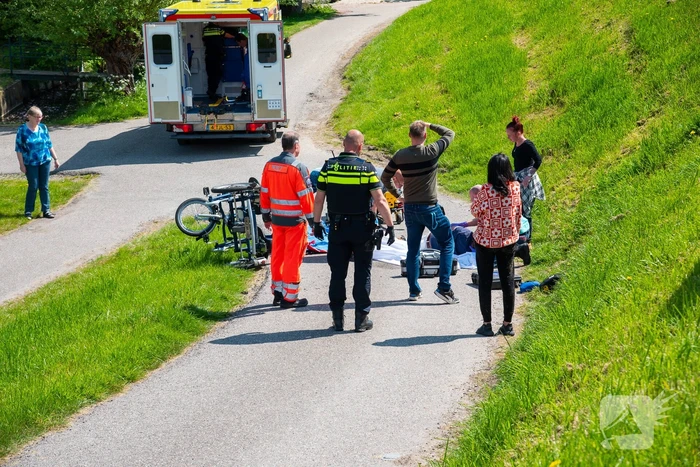 Man en vrouw met duofiets rijden talud af na schrikreactie