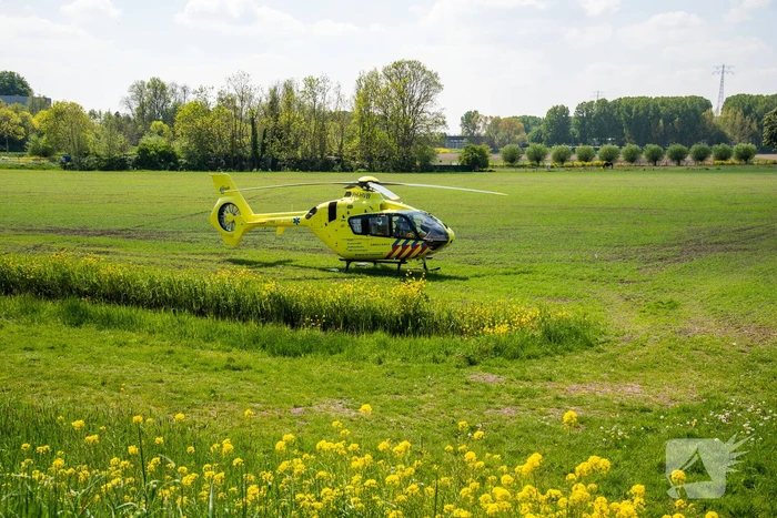 Man en vrouw met duofiets rijden talud af na schrikreactie