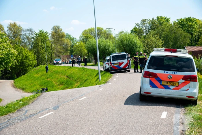 Man en vrouw met duofiets rijden talud af na schrikreactie