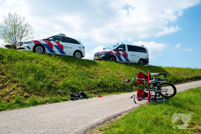 Man en vrouw met duofiets rijden talud af na schrikreactie