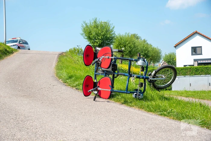 Man en vrouw met duofiets rijden talud af na schrikreactie