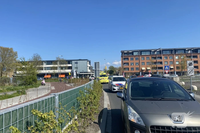 Overstekende scooterrijder aangereden door personenauto