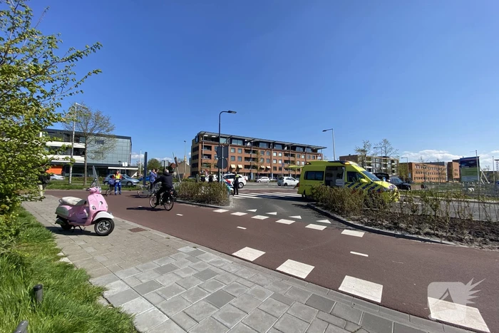 Overstekende scooterrijder aangereden door personenauto
