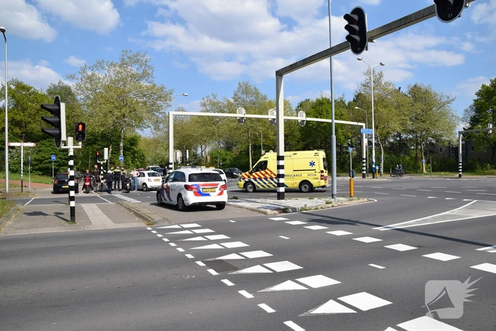 Automobilist vlucht na botsing met scooter