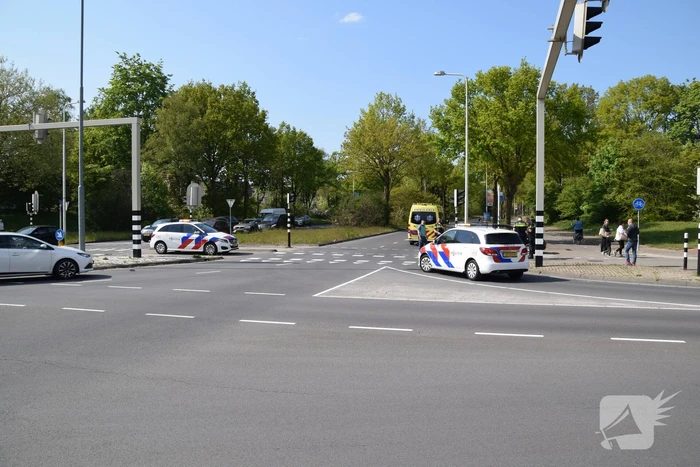 Automobilist vlucht na botsing met scooter