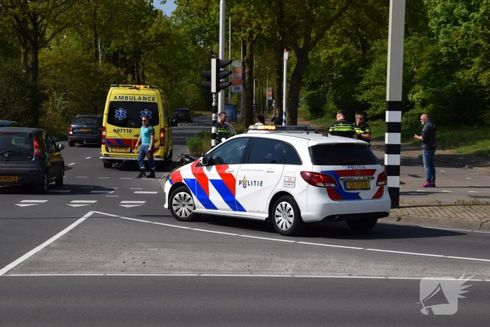 Automobilist vlucht na botsing met scooter