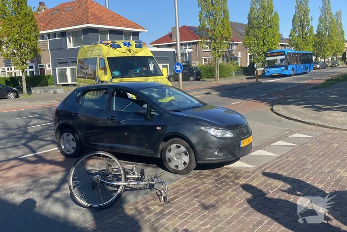 Fietsster geschept door automobilist