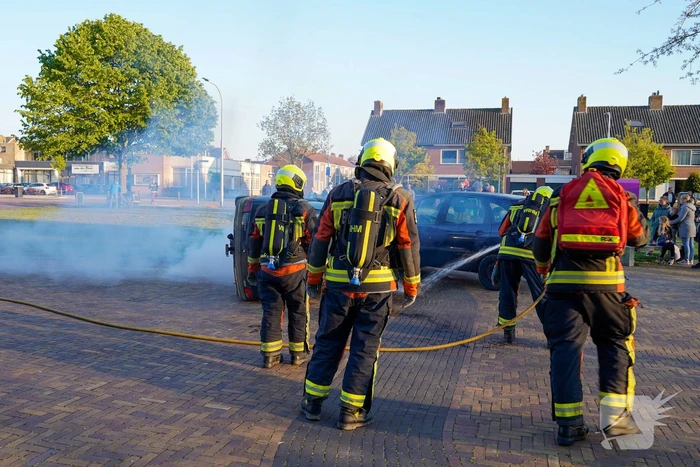 Spectaculaire brandweeroefening trekt veel bekijks