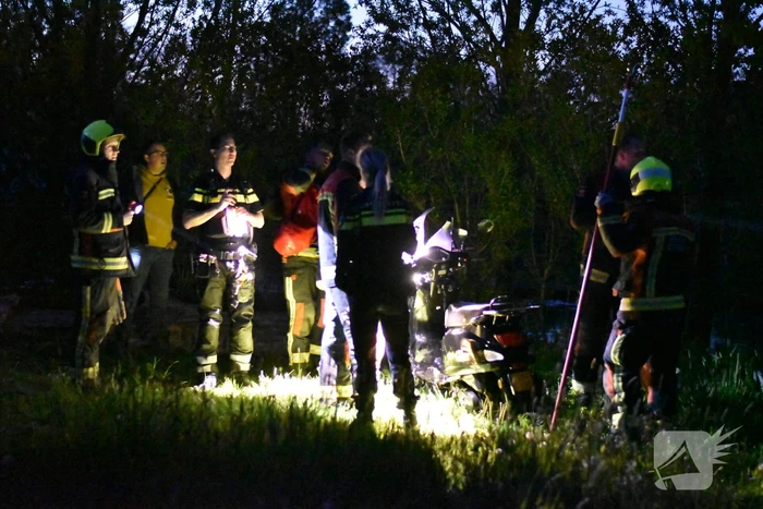 Hulpdiensten halen gestolen scooter uit water
