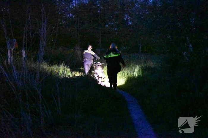 Hulpdiensten halen gestolen scooter uit water