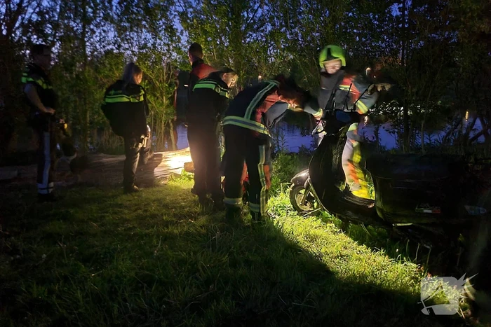Hulpdiensten halen gestolen scooter uit water