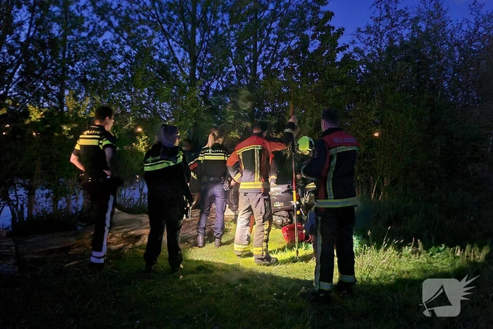 Hulpdiensten halen gestolen scooter uit water