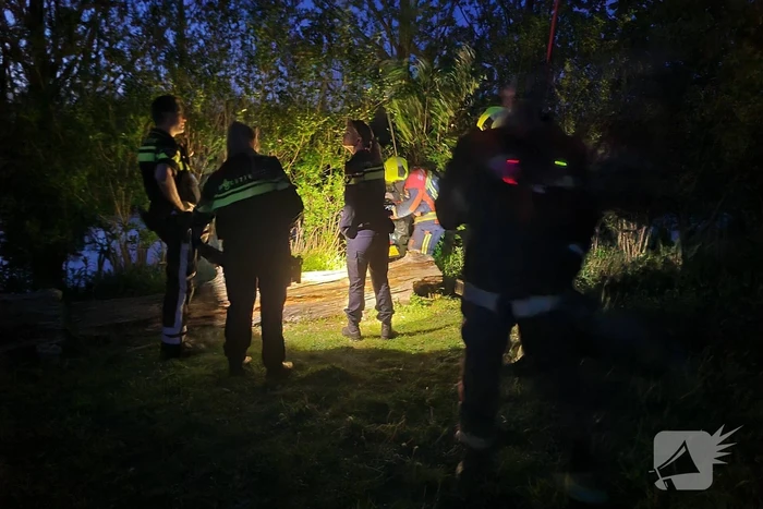 Hulpdiensten halen gestolen scooter uit water