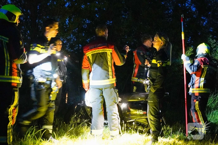 Hulpdiensten halen gestolen scooter uit water