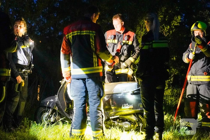 Hulpdiensten halen gestolen scooter uit water