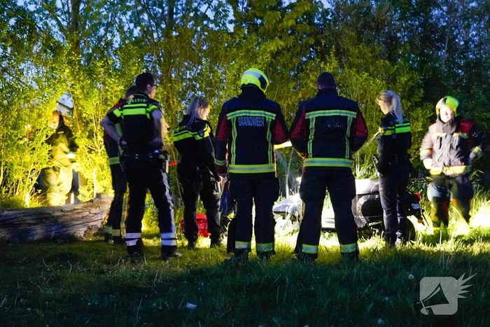 Hulpdiensten halen gestolen scooter uit water