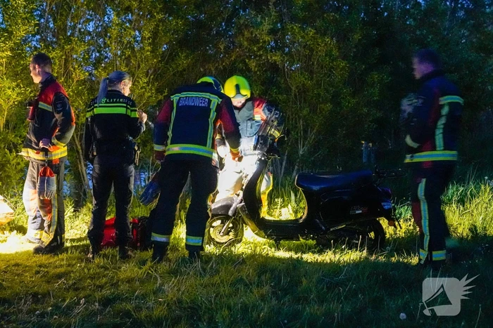Hulpdiensten halen gestolen scooter uit water