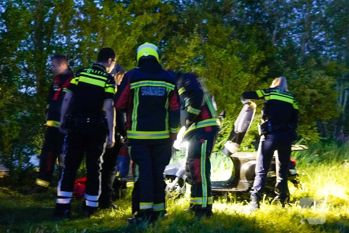 Hulpdiensten halen gestolen scooter uit water