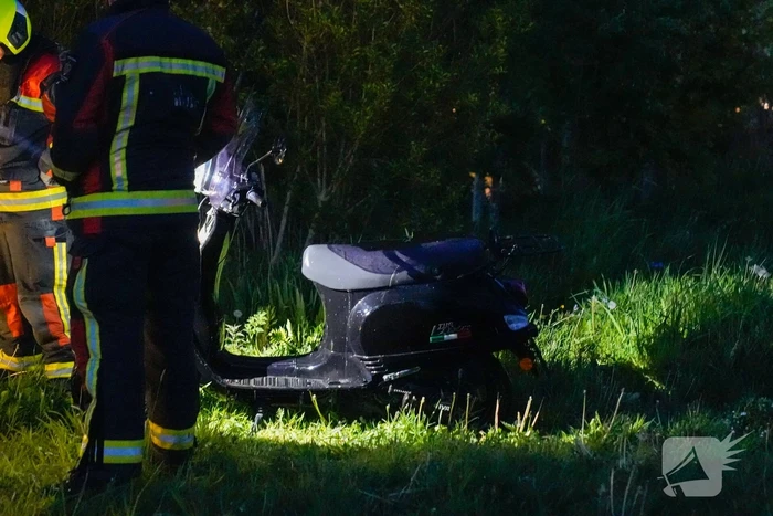 Hulpdiensten halen gestolen scooter uit water