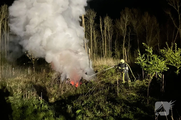 Brandweer bestrijdt forse brand in buitenruimte