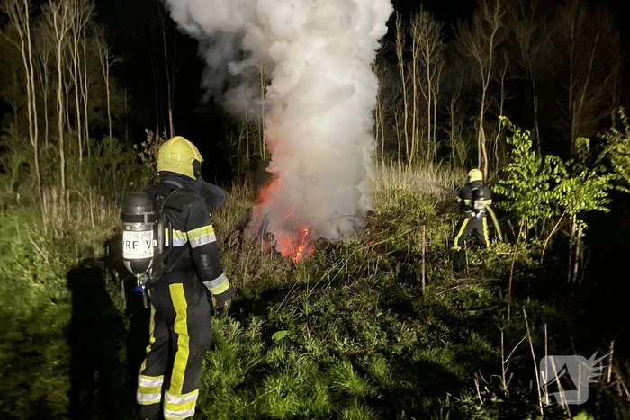 Brandweer bestrijdt forse brand in buitenruimte
