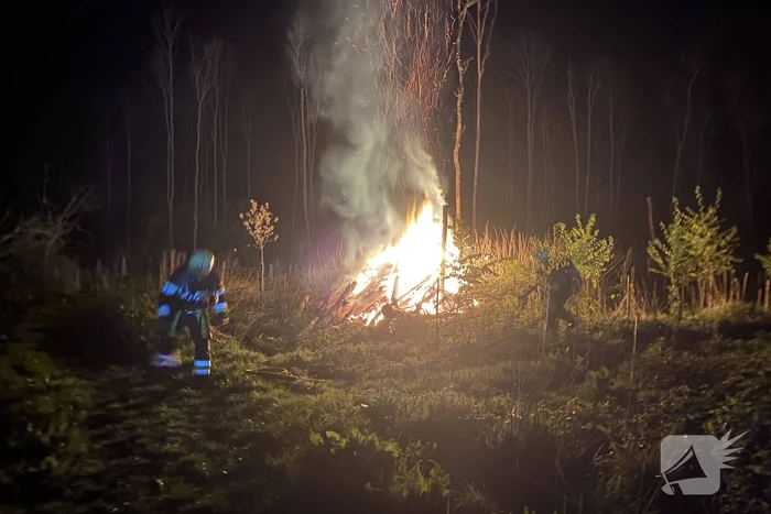 Brandweer bestrijdt forse brand in buitenruimte