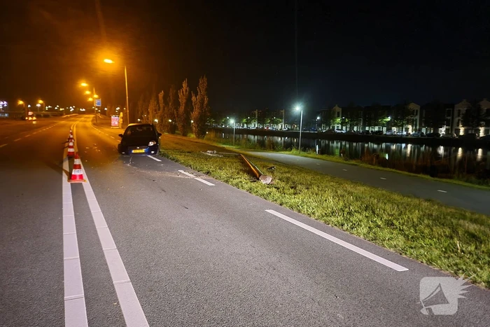 Personenauto knalt op lantaarnpaal