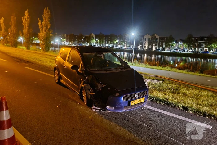 Personenauto knalt op lantaarnpaal