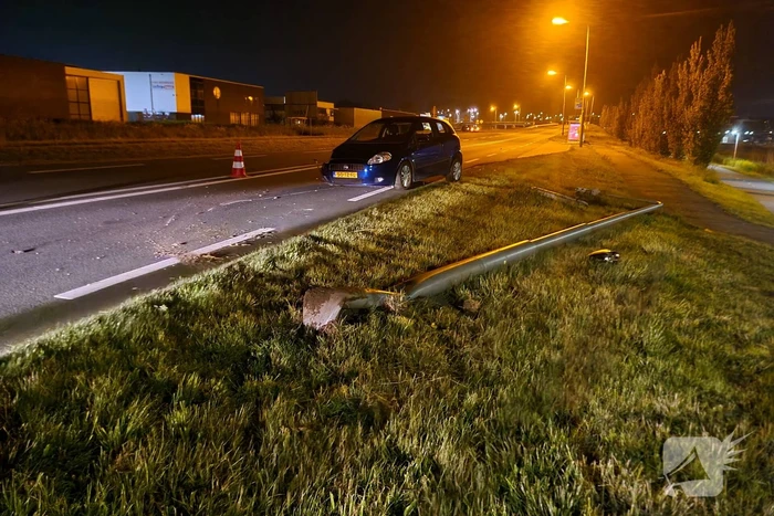 Personenauto knalt op lantaarnpaal