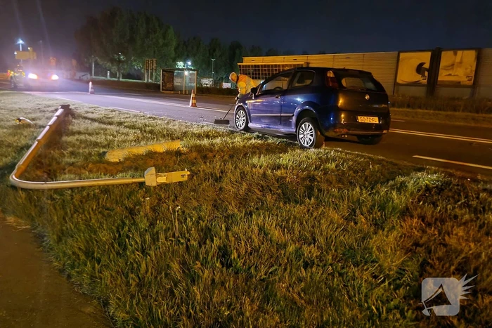 Personenauto knalt op lantaarnpaal