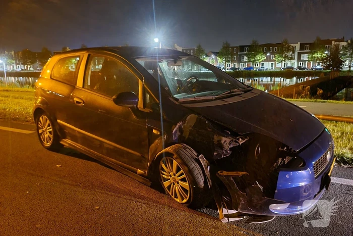 Personenauto knalt op lantaarnpaal