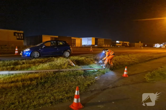 Personenauto knalt op lantaarnpaal