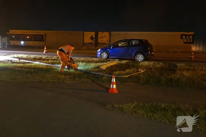 Personenauto knalt op lantaarnpaal