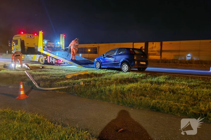 Personenauto knalt op lantaarnpaal
