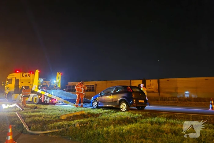 Personenauto knalt op lantaarnpaal