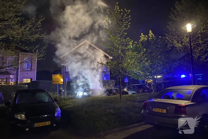 Brand in geparkeerde auto