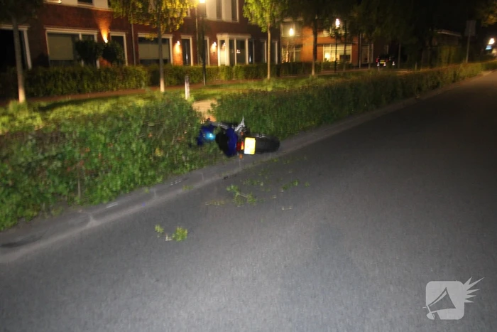 Tweetal op gestolen motor crashen na achtervolging
