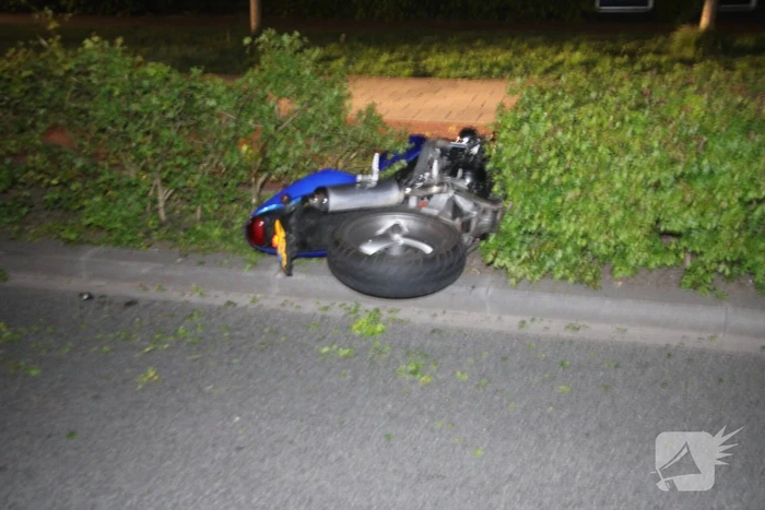 Tweetal op gestolen motor crashen na achtervolging