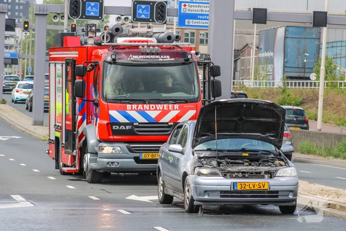 Auto vliegt al rijdend in brand