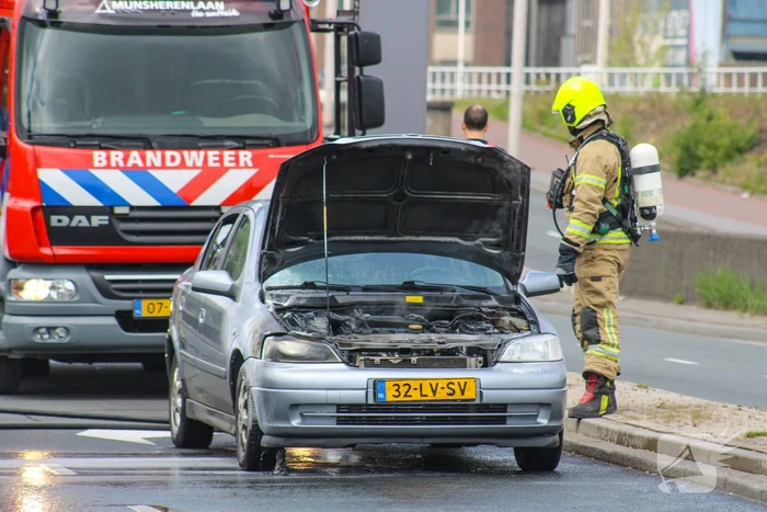 Auto vliegt al rijdend in brand