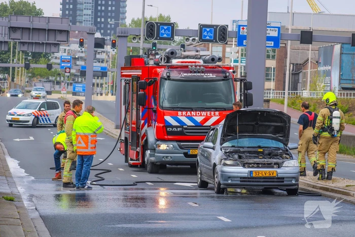 Auto vliegt al rijdend in brand