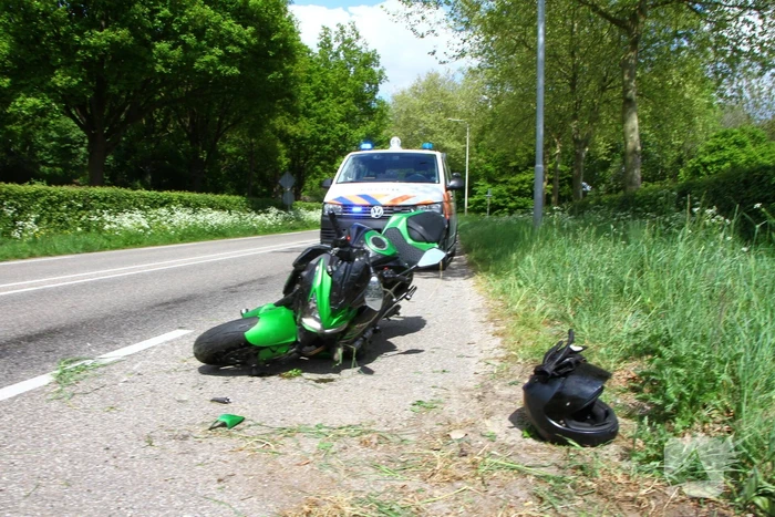Motorrijder vliegt uit de bocht en raakt gewond