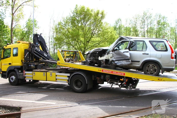 Auto en vrachtwagen botsen op spoorwegovergang