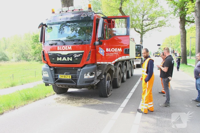Auto en vrachtwagen botsen op spoorwegovergang