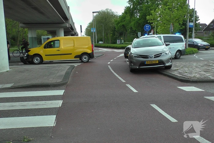Brommerrijder gewond bij botsing met bestelbus op zebrapad