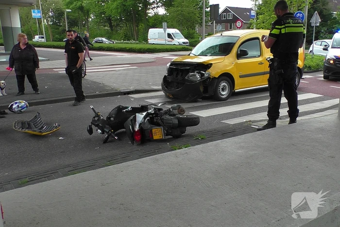 Brommerrijder gewond bij botsing met bestelbus op zebrapad