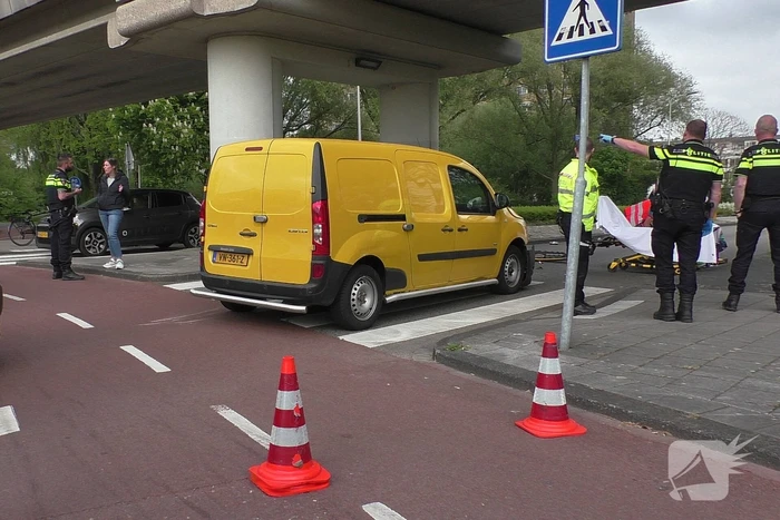 Brommerrijder gewond bij botsing met bestelbus op zebrapad